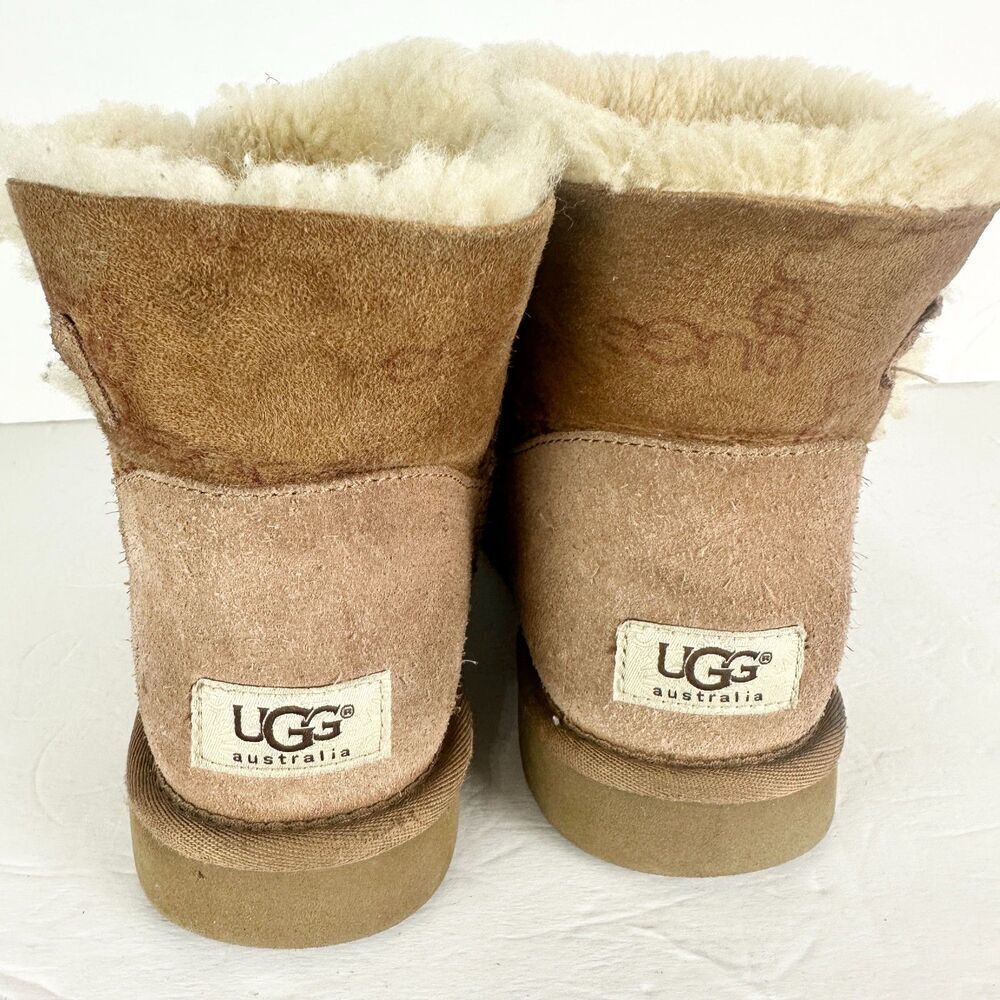Ugg Mini Bailey Button Boot Womens Size 8 Logo Spellout Brown Monogram - Picture 6 of 11